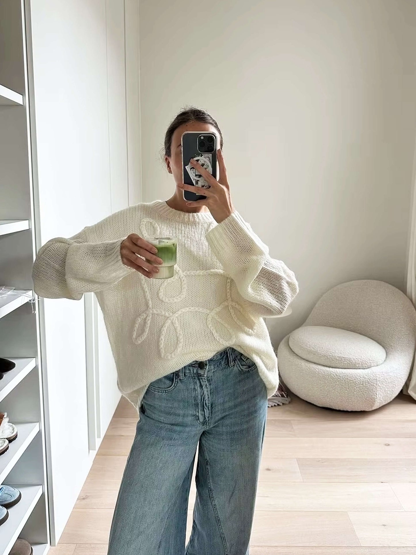 Pull surdimensionné confortable avec détails brodés élégants