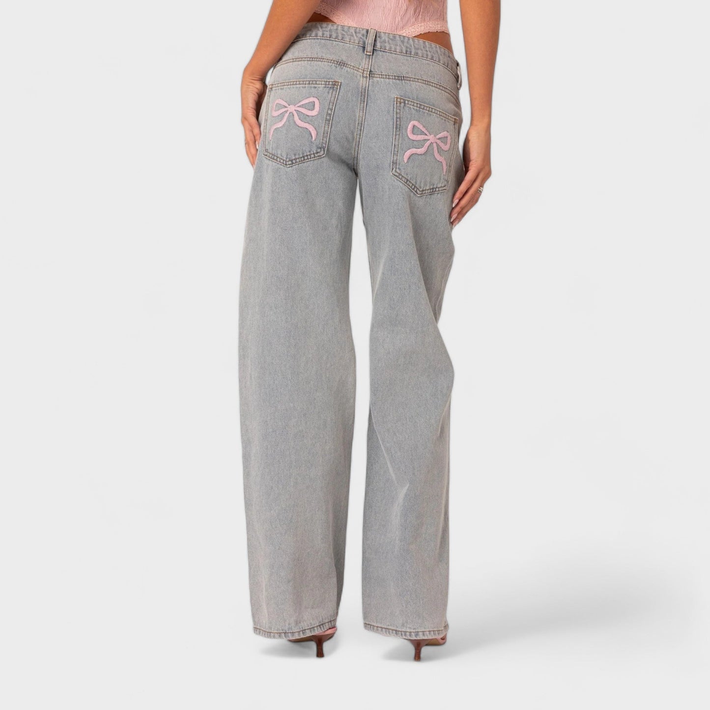 Tendance jean taille haute avec détail de nœuds