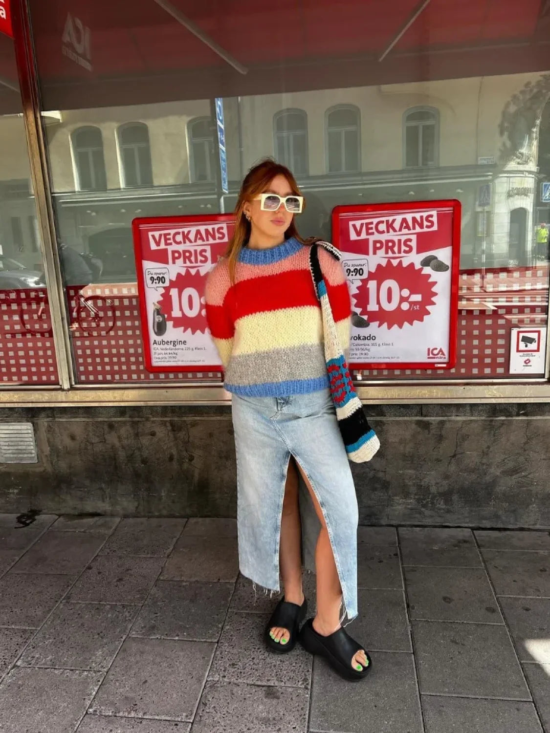 Pull en maille à rayures colorées pour un look décontracté chic