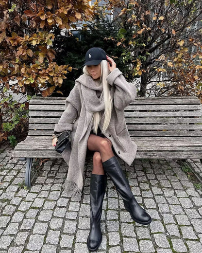 Manteau moderne avec patte de boutonnage sur toute la longueur et jeu d'écharpes à glands assorti