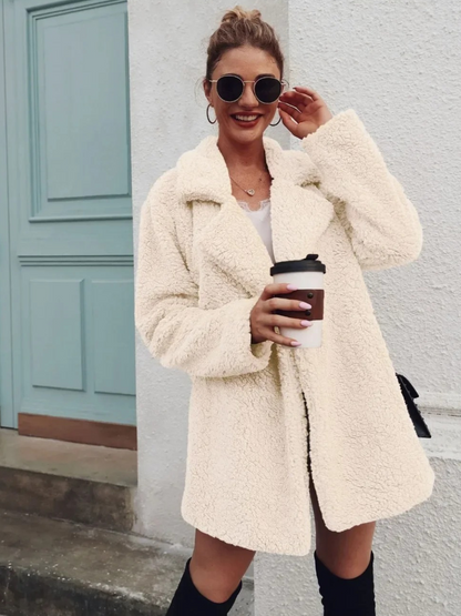 Manteau court en peluche teddy douillet avec col revers pour femme