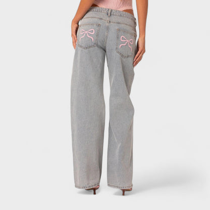 Tendance jean taille haute avec détail de nœuds