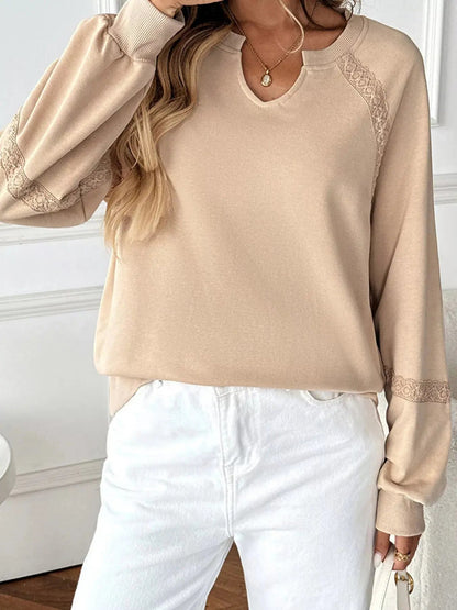Sweat-shirt confortable avec détails en dentelle pour un look casual chic
