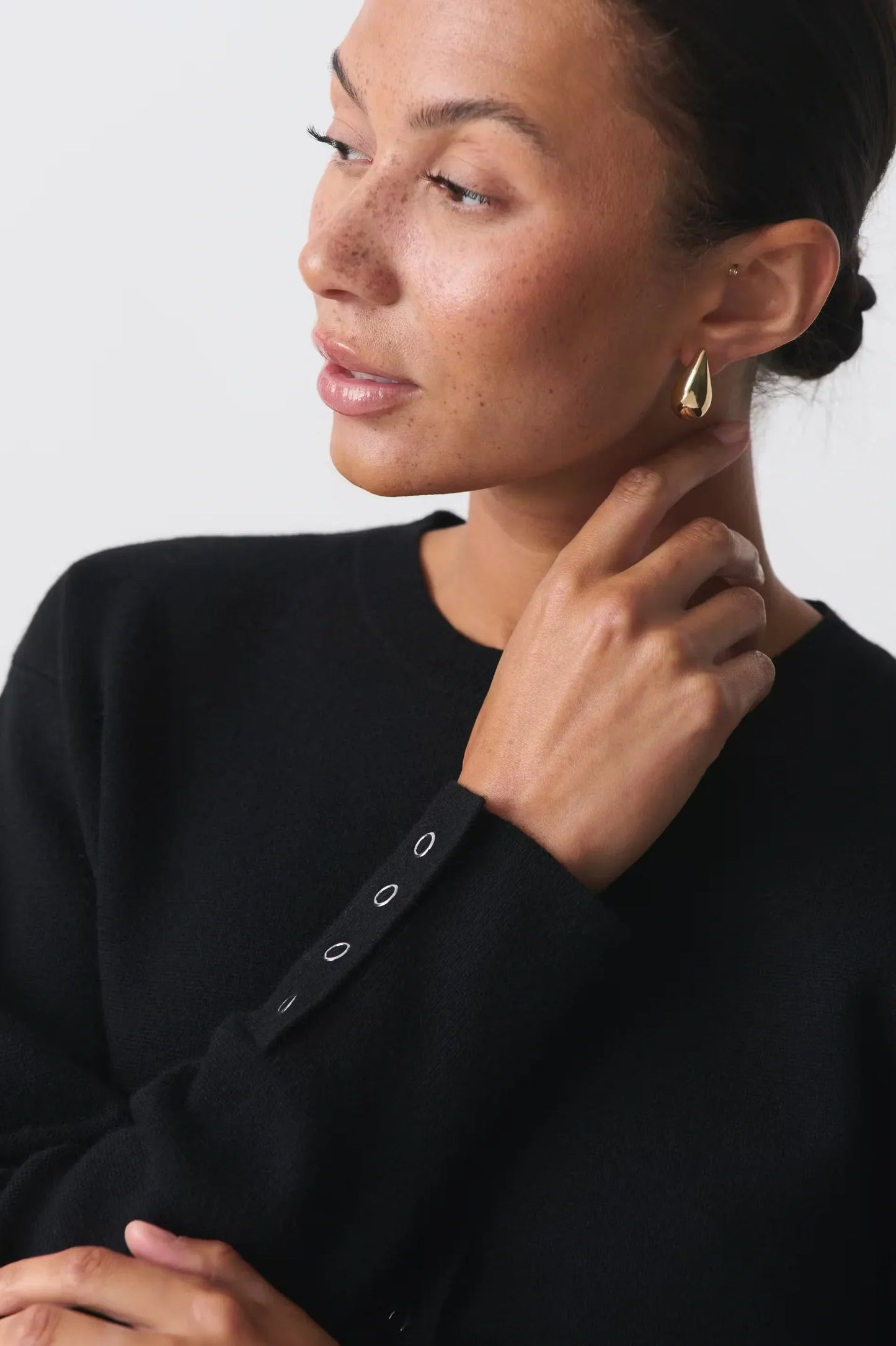 Blouse élégante boutonnée avec coupe droite polyvalente et détails aux poignets