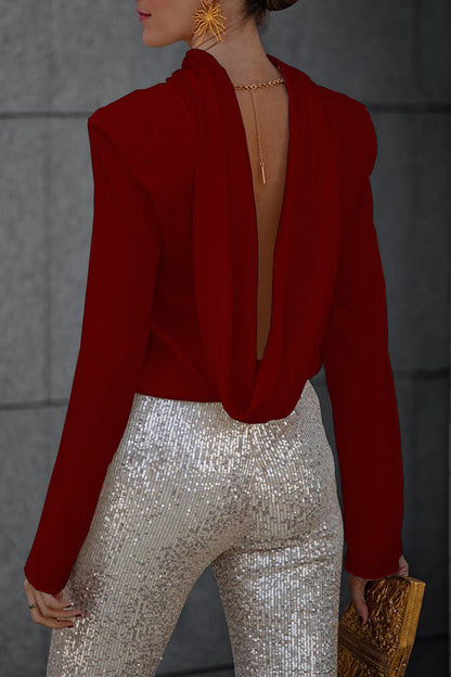 Blouse en satin à encolure drapée avec détail chaîne dans le dos