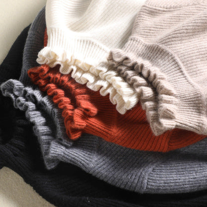 Pull en maille col roulé confortable avec accents féminins à volants