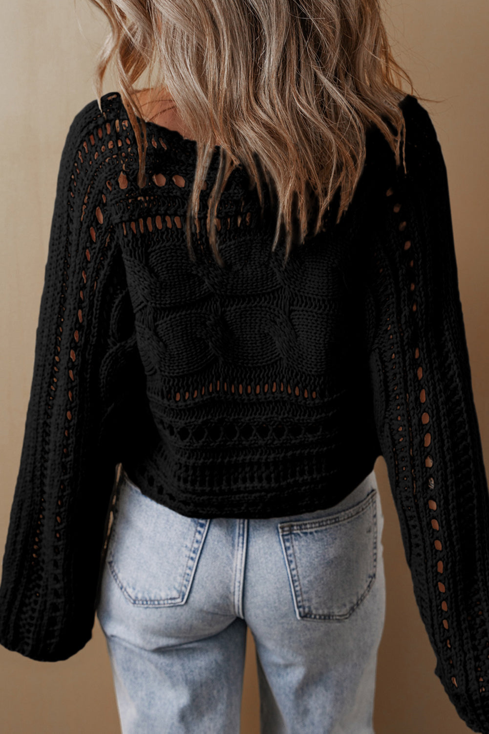 Pull court en maille ajourée noire pour femmes