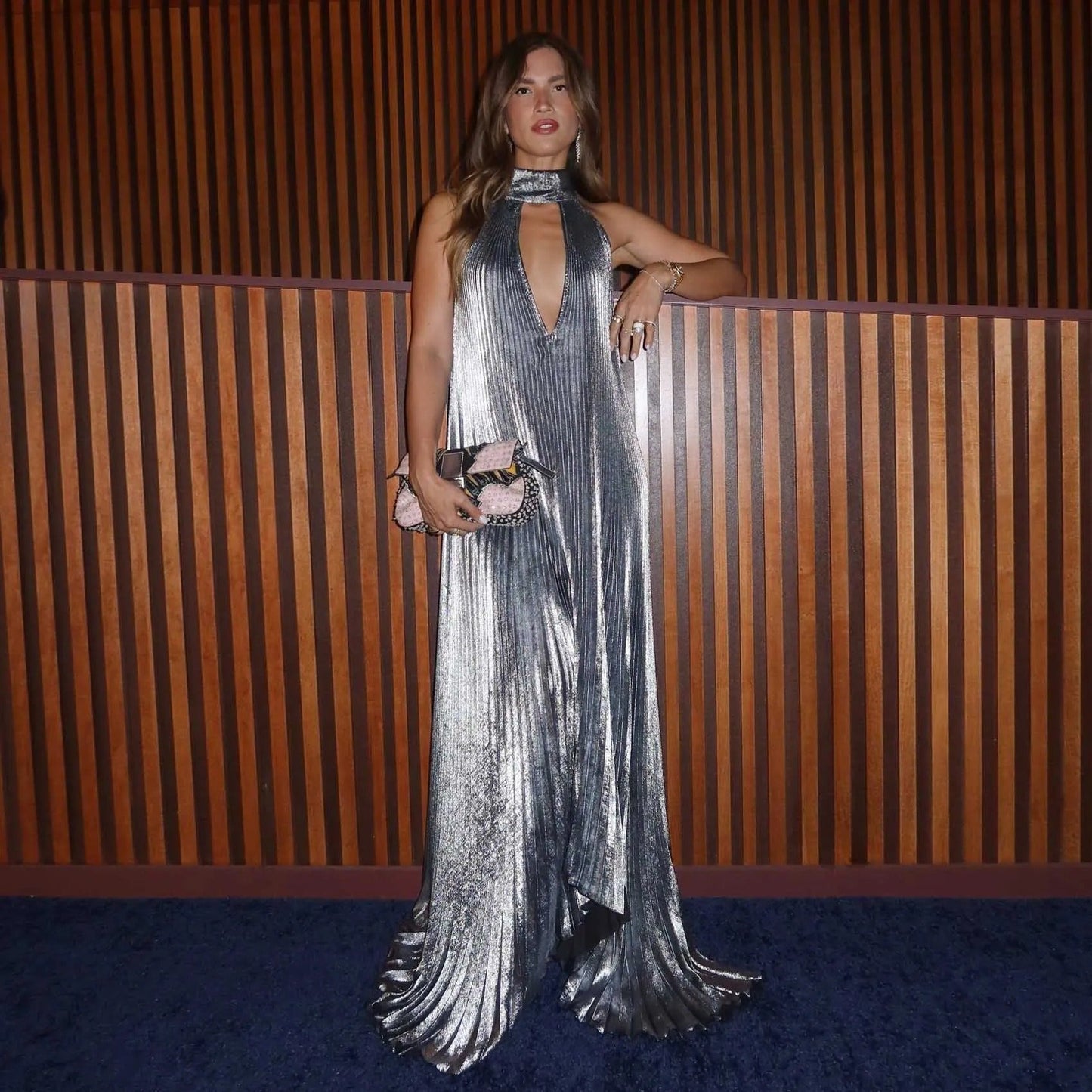 Robe longue plissée métallisée à col licou pour événements festifs