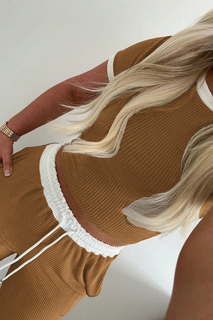 Ensemble décontracté deux pièces avec haut à col rond et pantalon à taille élastique