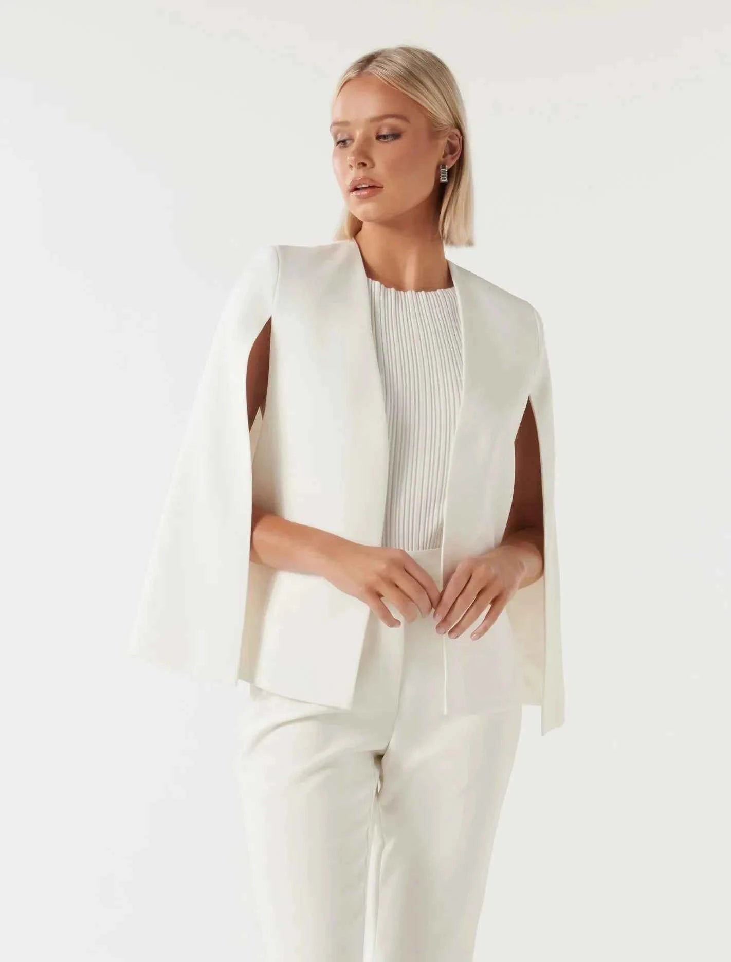 Blazer Cape Élégant pour Femme avec Coupe Fluide et Fente aux Manches