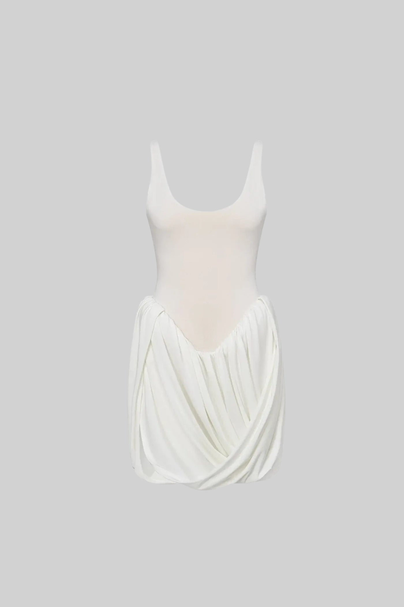 Mini-robe blanche drapée avec jupe sculpturale et fente latérale