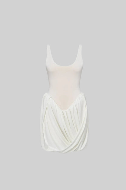 Mini-robe blanche drapée avec jupe sculpturale et fente latérale