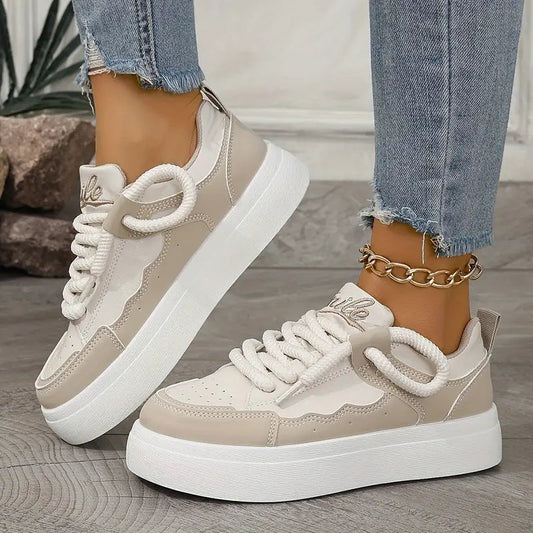 Baskets lift respirantes au design monochrome