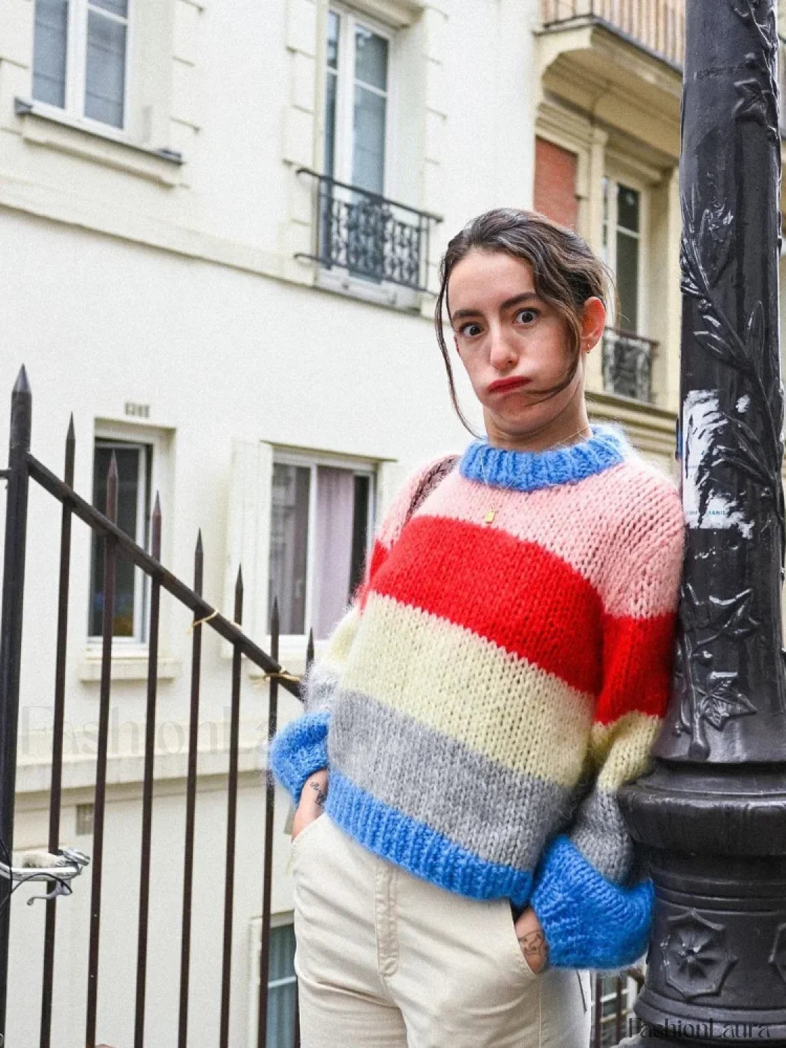 Pull en maille à rayures colorées pour un look décontracté chic