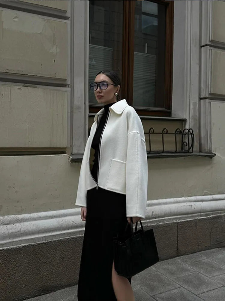 Veste blanche élégante à zip et col tailleur pour un style chic au quotidien