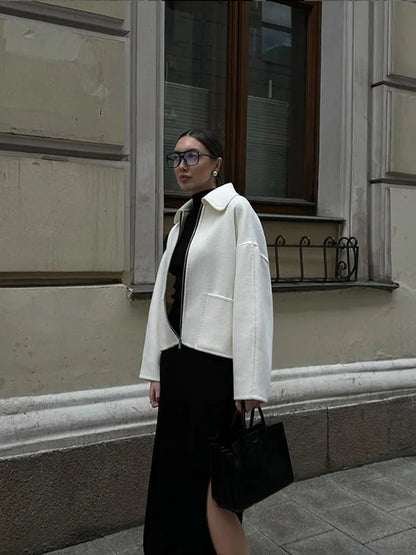 Veste blanche élégante à zip et col tailleur pour un style chic au quotidien