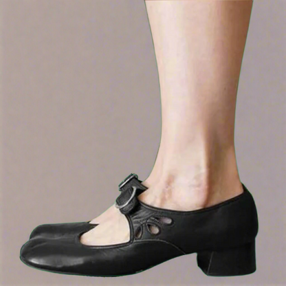 Talons de femmes noires pour le travail