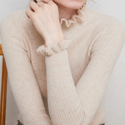 Pull en maille col roulé confortable avec accents féminins à volants