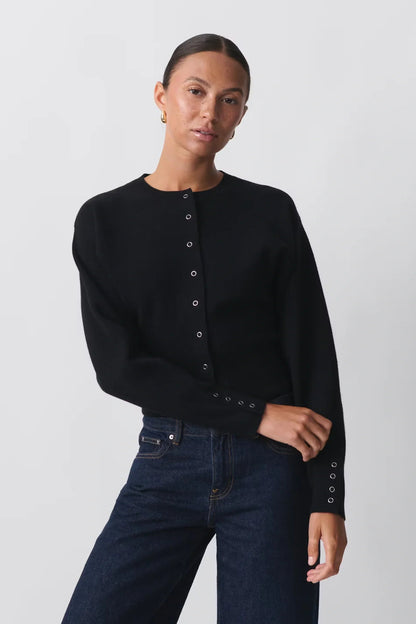 Blouse élégante boutonnée avec coupe droite polyvalente et détails aux poignets