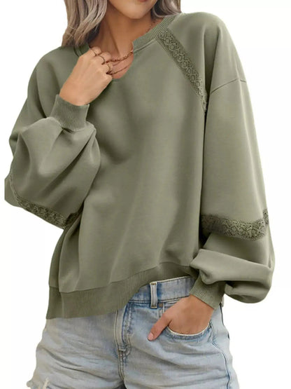 Sweat-shirt confortable avec détails en dentelle pour un look casual chic