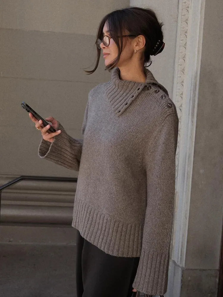 Pull-over ample à col roulé boutonné confortable