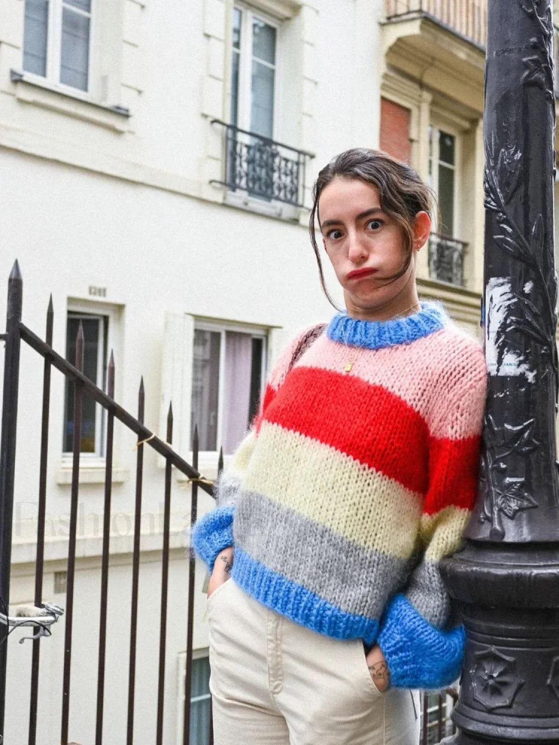 Pull en maille à rayures colorées pour un look décontracté chic