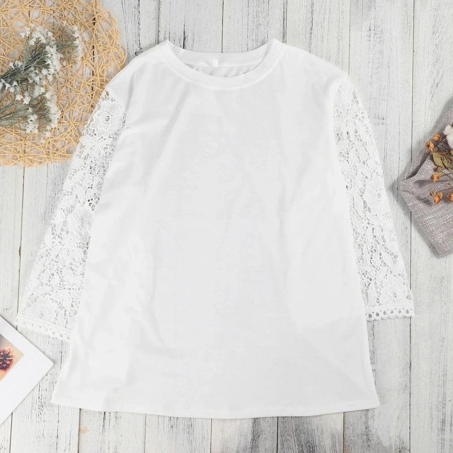 Elégant chemisier blanc en dentelle avec col rond et manches