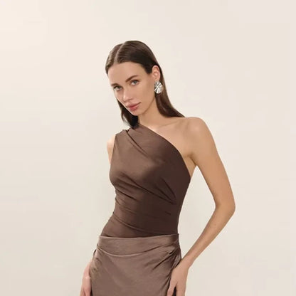 Robe longue en satin à une épaule froncée