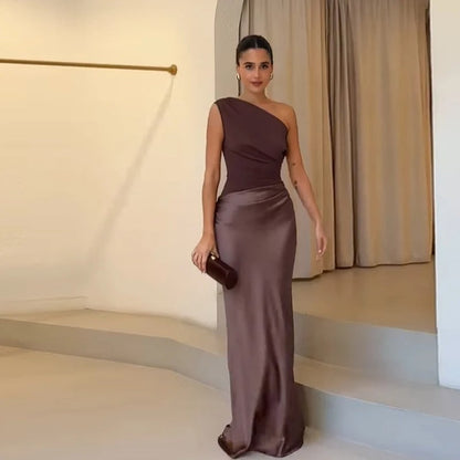 Robe longue en satin à une épaule froncée