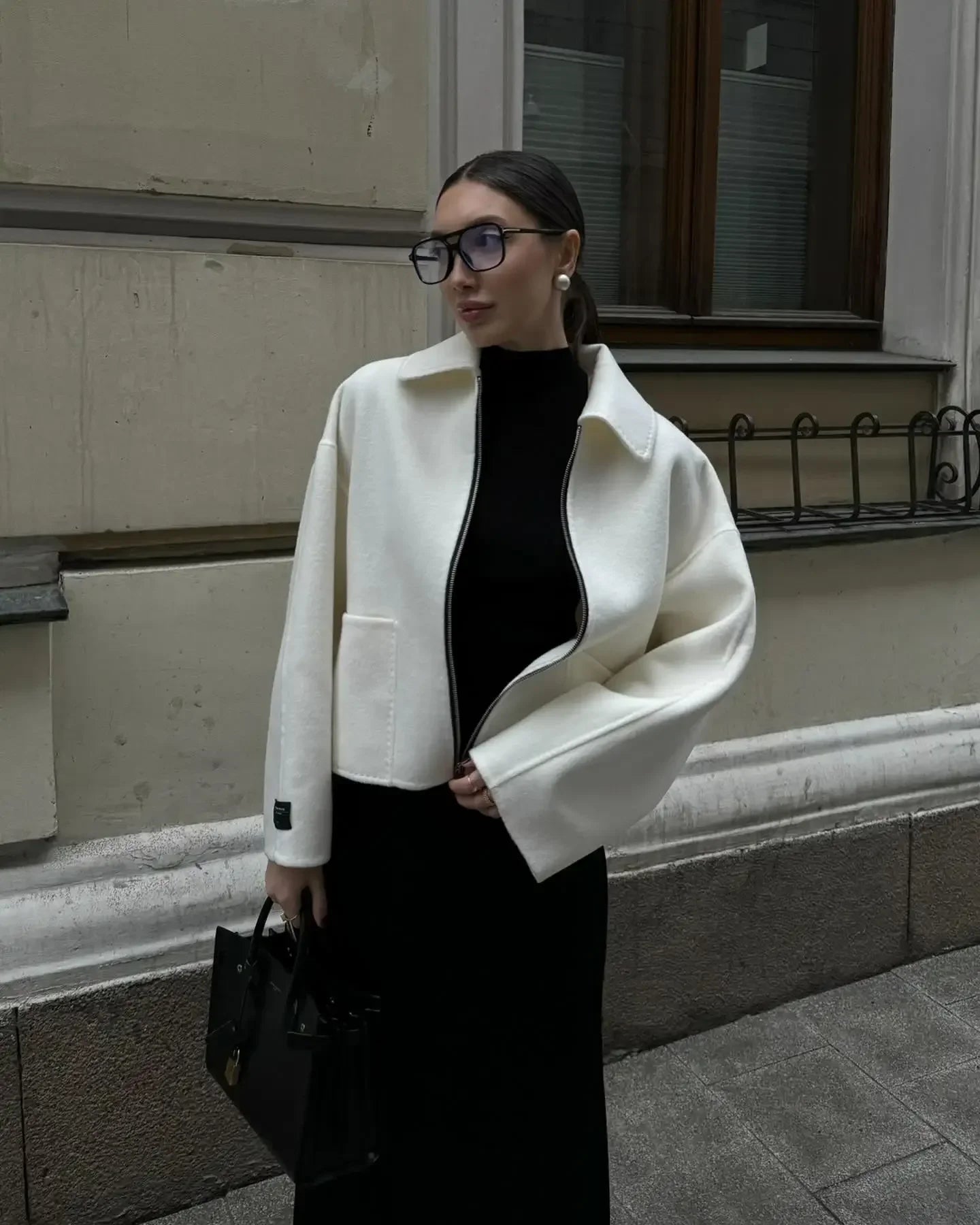 Veste blanche élégante à zip et col tailleur pour un style chic au quotidien