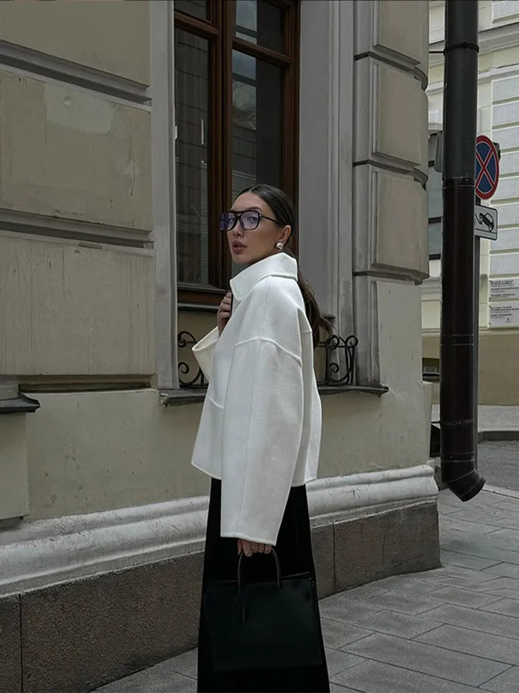 Veste blanche élégante à zip et col tailleur pour un style chic au quotidien