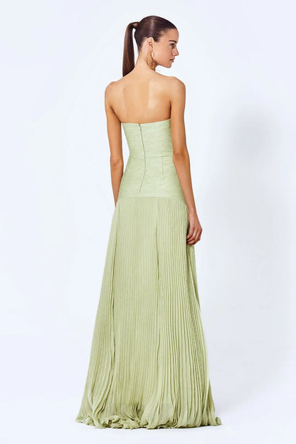 Robe longue verte élégante et fluide pour occasions d'été