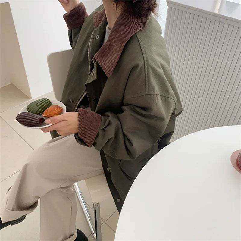 Veste pour femmes d'inspiration vintage avec col rabattu et grandes poches