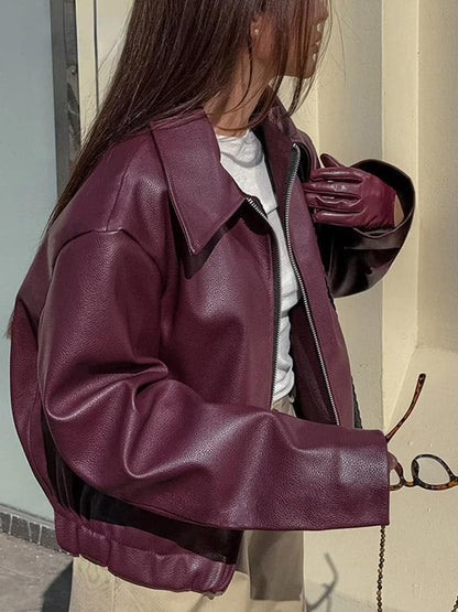 Veste en cuir synthétique bordeaux avec col élégant et détail à fermeture éclair