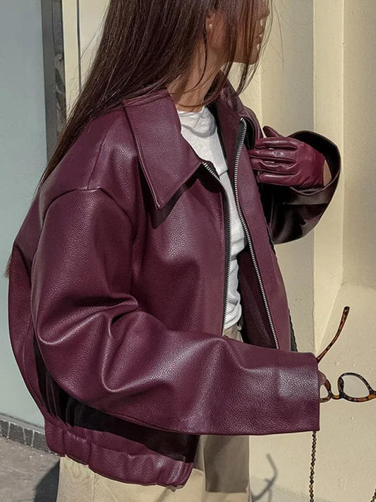 Veste en cuir synthétique bordeaux avec col élégant et détail à fermeture éclair