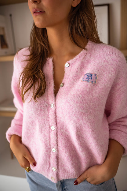 Cardigan matelassé rose chic pour looks superposés