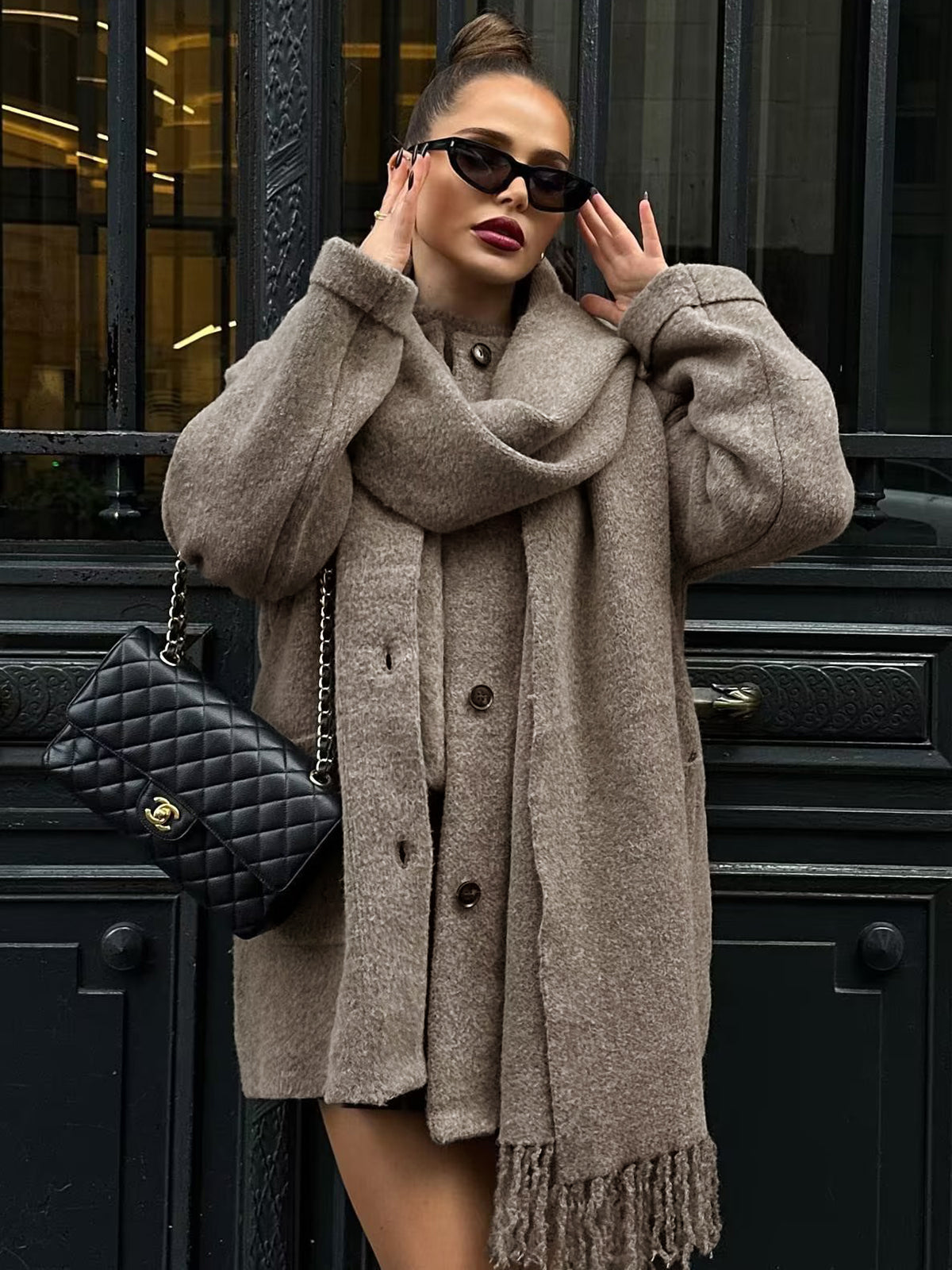 Manteau moderne avec patte de boutonnage sur toute la longueur et jeu d'écharpes à glands assorti