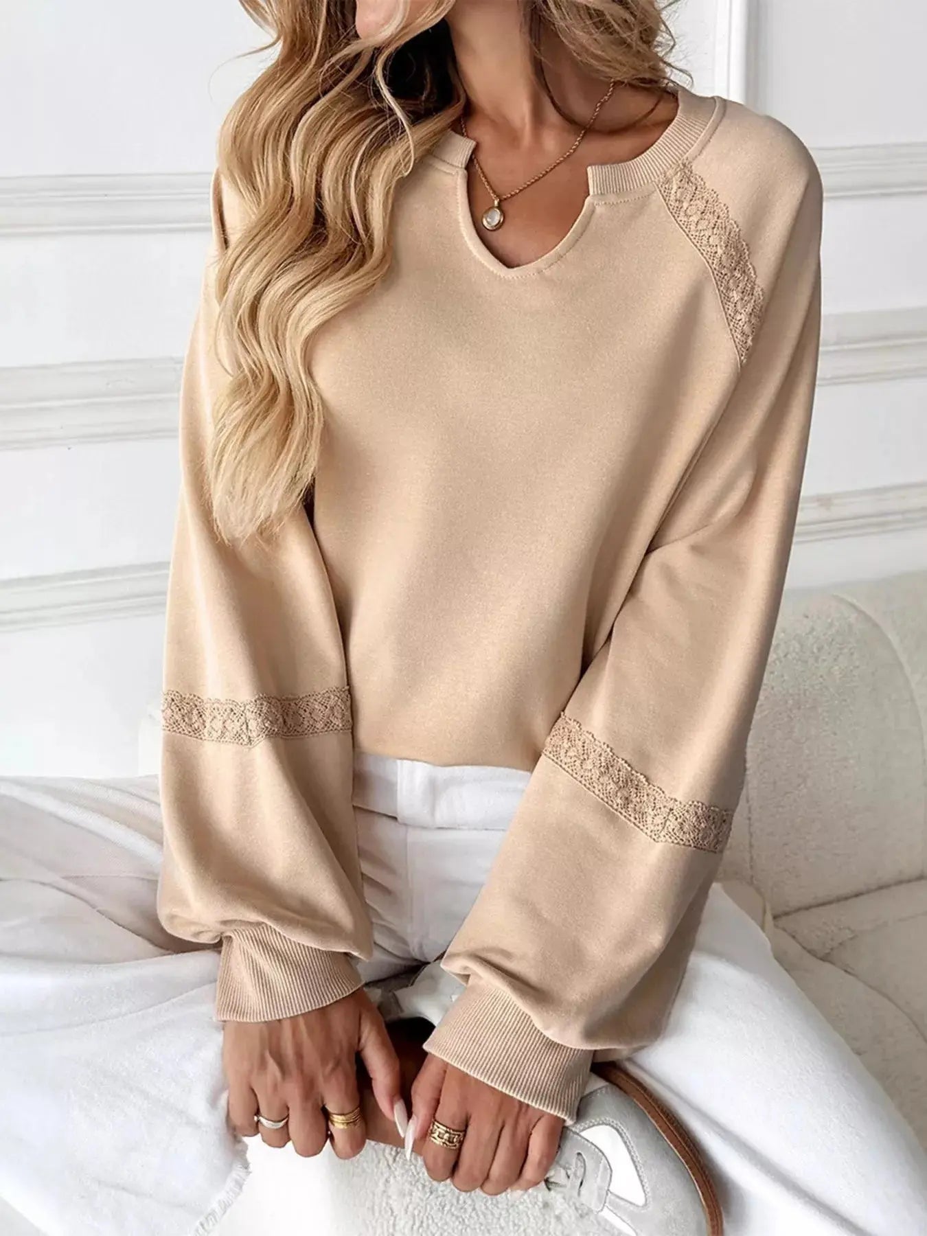 Sweat-shirt confortable avec détails en dentelle pour un look casual chic