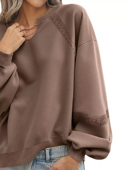 Sweat-shirt confortable avec détails en dentelle pour un look casual chic