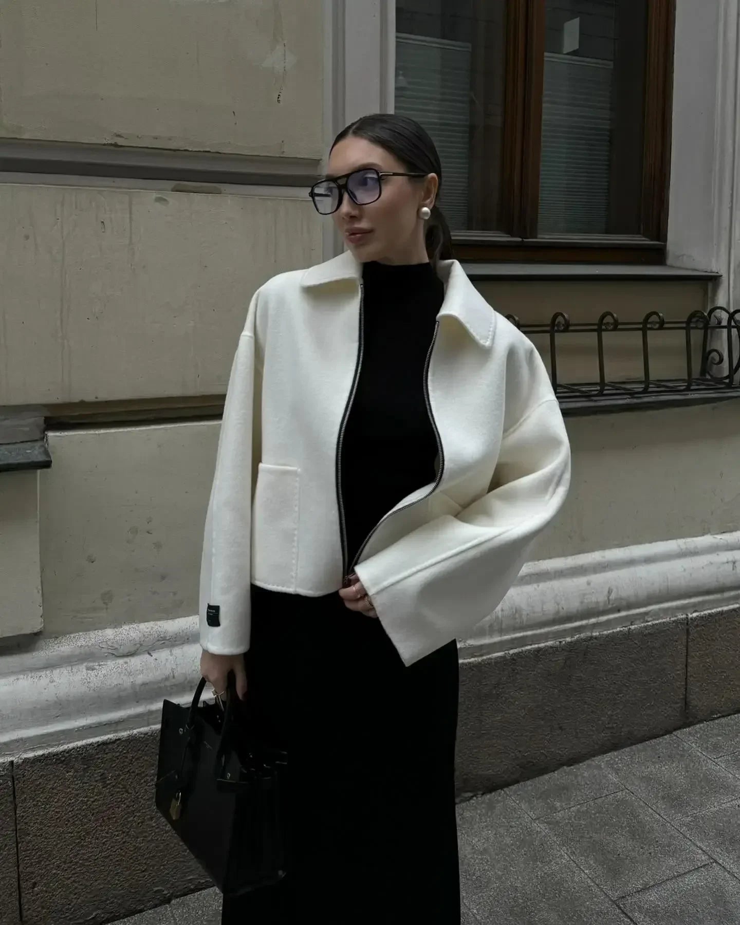 Veste blanche élégante à zip et col tailleur pour un style chic au quotidien