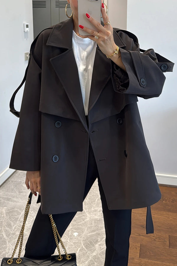 Trench-coat urbain moderne à revers ceinturé avec détails de boutons