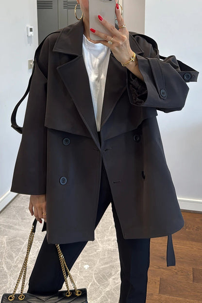 Trench-coat urbain moderne à revers ceinturé avec détails de boutons