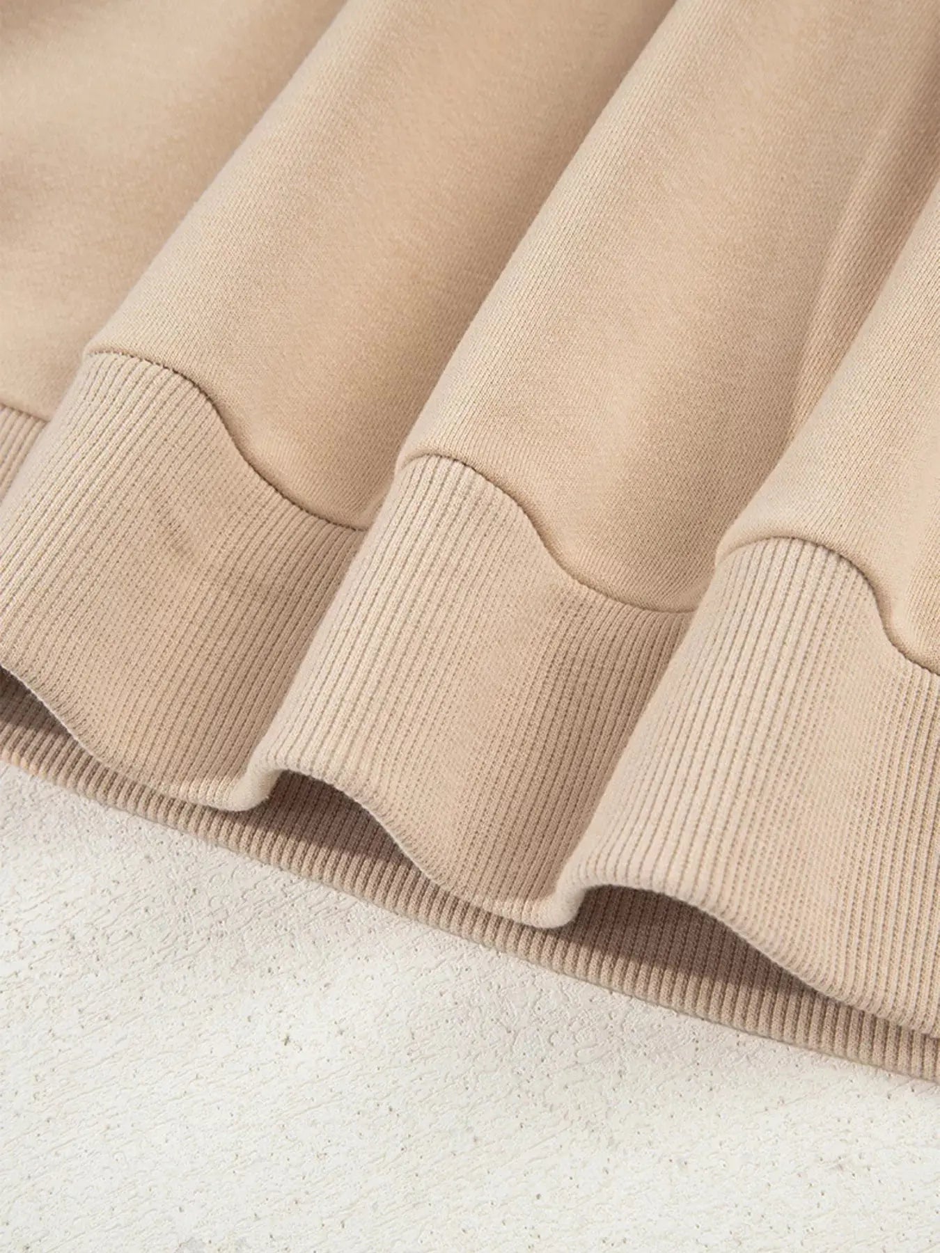 Sweat-shirt confortable avec détails en dentelle pour un look casual chic