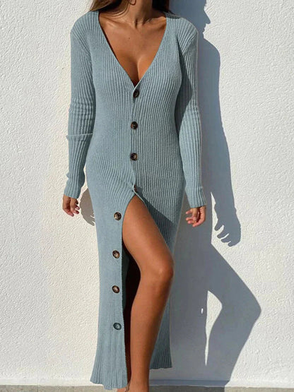 Robe longue en maille confortable avec encolure boutonnée plongeante