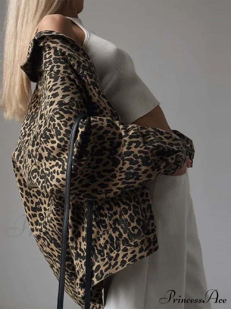 Veste en jean coupe slim avec couture léopard