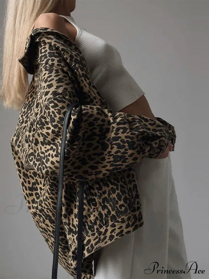 Veste en jean coupe slim avec couture léopard