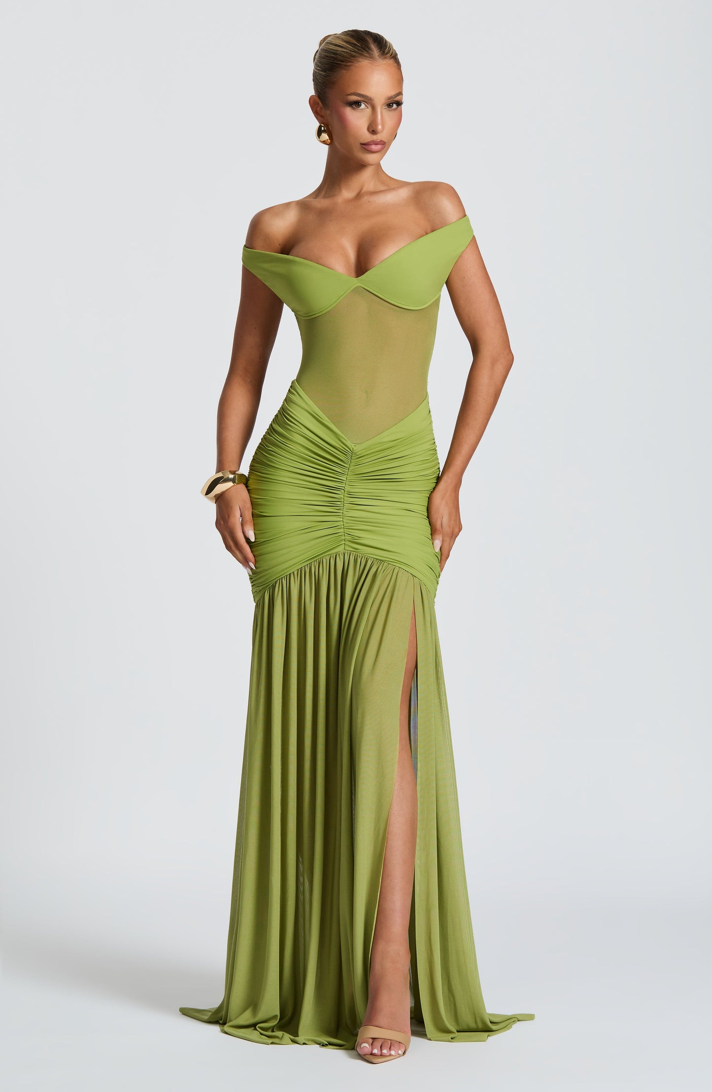 Robe longue vert olive avec une silhouette élégante