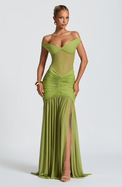 Robe longue vert olive avec une silhouette élégante