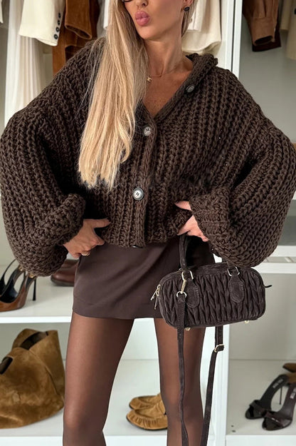 Cardigan à capuche en tricot douillet avec boutons et manches ballon