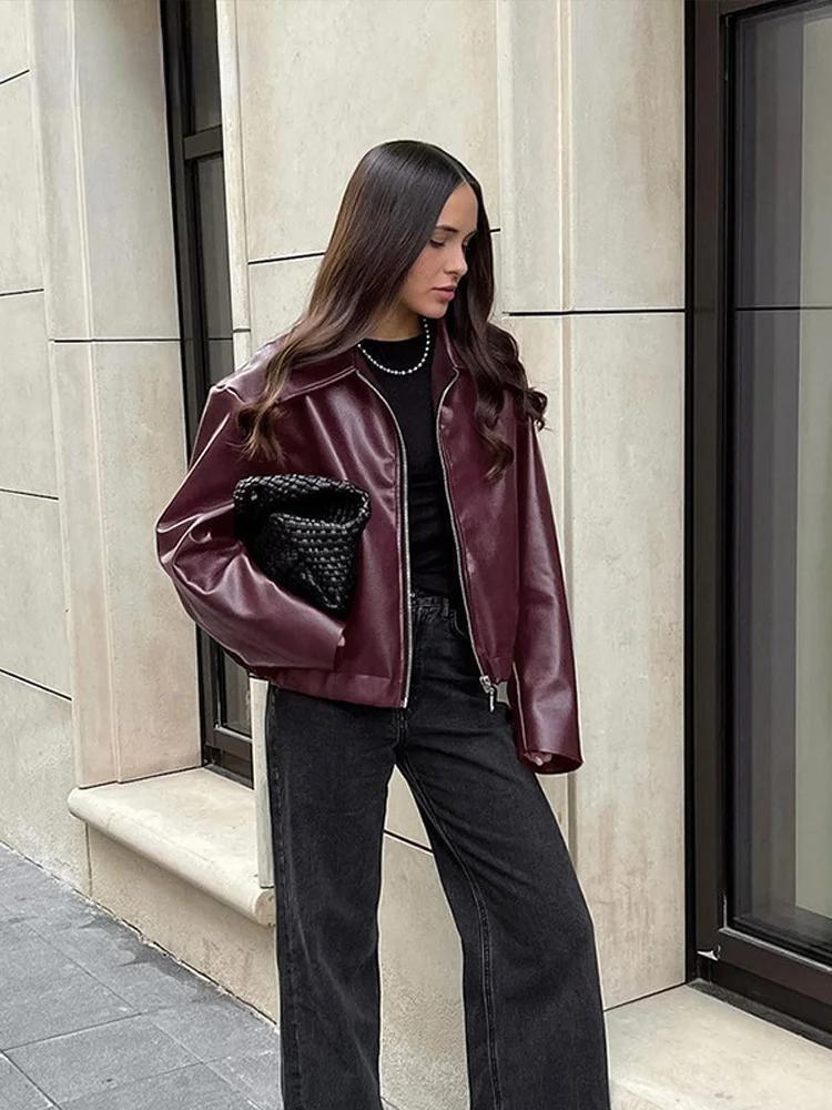 Veste en cuir synthétique bordeaux avec col élégant et détail à fermeture éclair